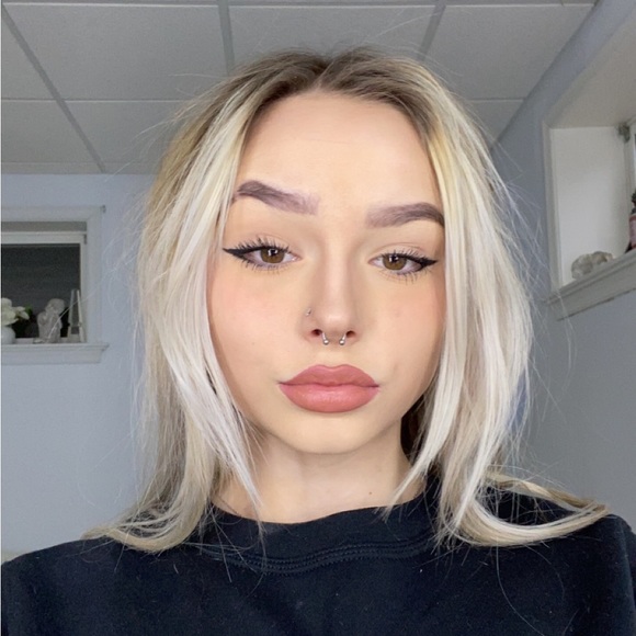 Meet your Posher, Alyssa - Picture 1 of 1